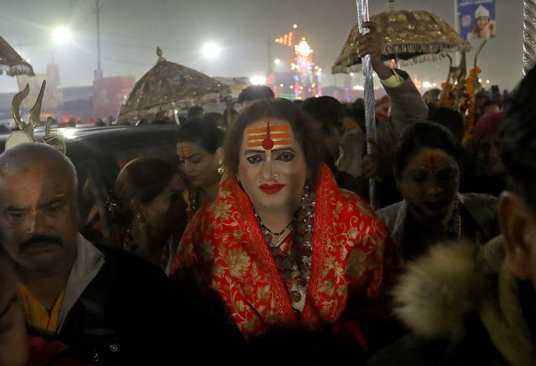 Laxmi Narayan Tripathi vorige maand tijdens het Kumbh Mela-festival in India, op weg naar de Ganges om een heilig bad te nemen. Beeld EPA