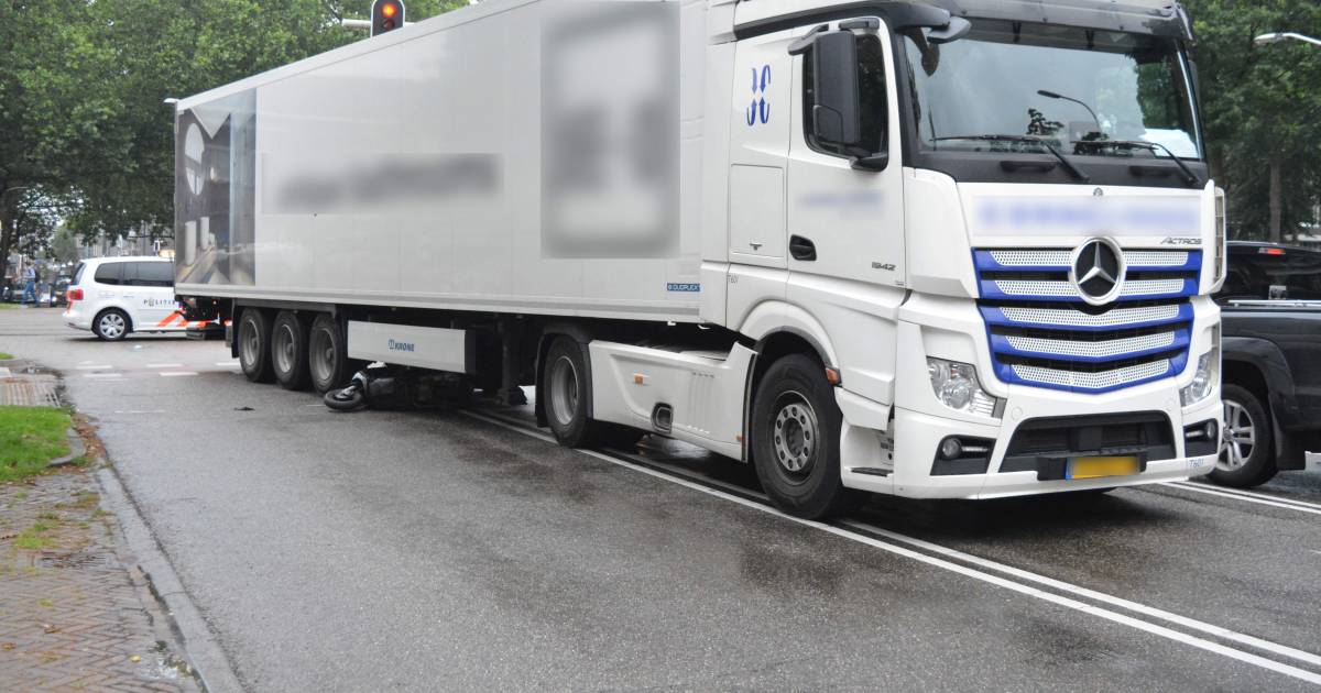 Brommerrijder belandt onder vrachtwagen bij ongeluk in Nijmegen.