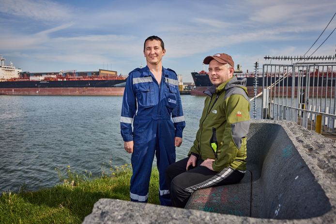 Matrozen van het kettingschip Marvin Confidence, Stanislav Kaminiskii (r) en Murad Shanurov (l), zijn naar huis.