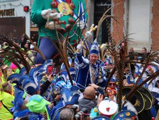 Carnavalisten verwelkomen hun nieuw Prinsenpaar op de Grote Markt