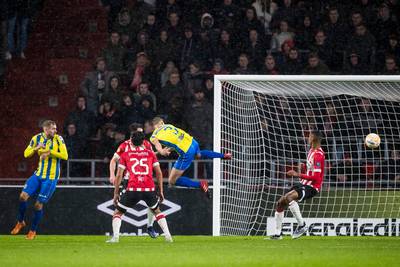 Van Bommel heeft schaamrood op de kaken: ‘Dit is een schande’