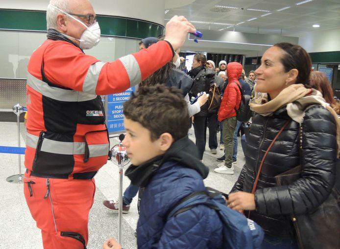 Op de luchthaven van Milaan worden reizigers gecheckt in de strijd tegen de verspreiding van Covid-19.