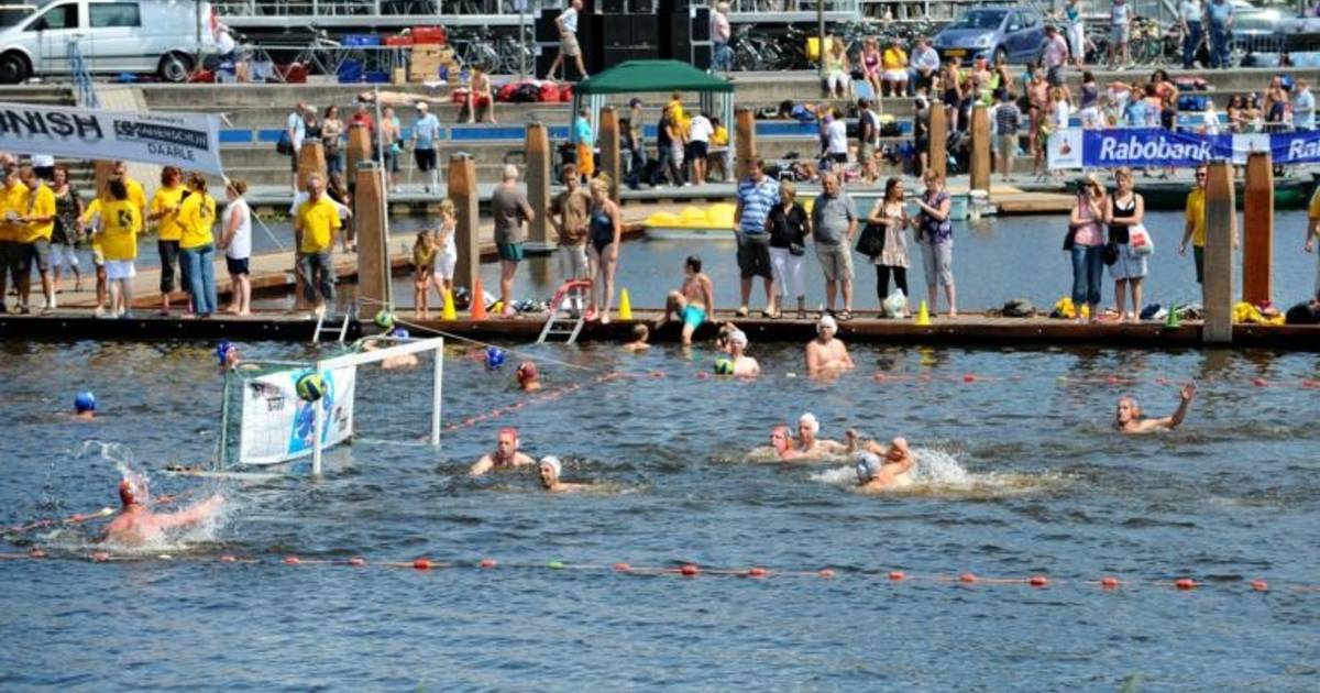 Oude tijden herleven met zwemmen in Vecht Hardenberg destentor.nl
