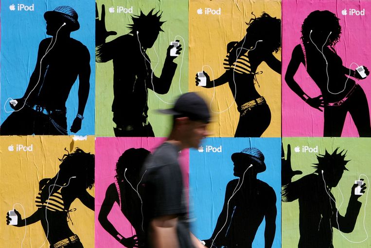 Een voetganger loopt langs een reclame-billboard voor een iPod. (AFP) Beeld AFP
