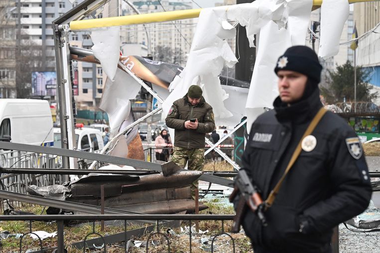 Polizia e forze di sicurezza stanno indagando sui resti di un missile nelle strade della capitale ucraina, Kiev.  foto AFP