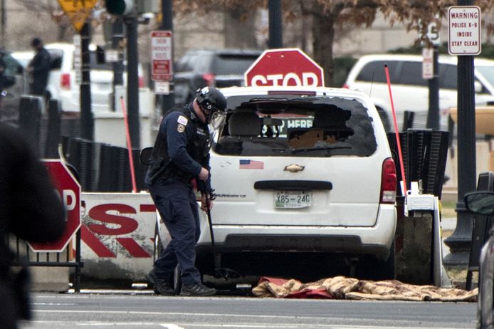 Een vrouw heeft gisteren geprobeerd door de slagboom van het Witte Huis in Washington te rijden. De veiligheidsdiensten arresteerden de vrouw direct nadat ze met haar witte Chevrolet tegen de slagboom tot stilstand kwam. Er vielen geen gewonden. Volgens nieuwszender Fox heeft de vrouw mentale problemen. Foto J. Scott Applewhite