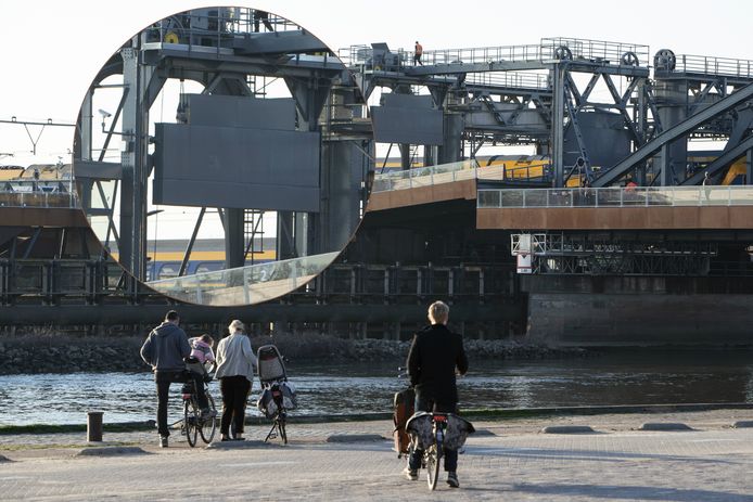 Het contragewicht op de Oude IJsselbrug (zie foto-inzet) heeft tegen het hefportaal geschuurd. De Oude IJsselbrug wilde hierdoor dinsdag niet meer dicht, waardoor wegverkeer niet meer over de brug kon.