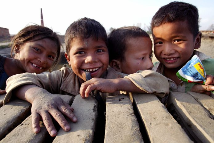 Dalglish lokte Nepalese straatkinderen met beloftes over opleidingen, werk en uitstapjes.