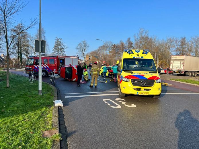 Een fietser raakte vanmiddag bekneld onder een auto in Harderwijk.