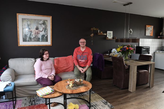 Erik en Manuela Messink in hun huurwoning in Padbroek, eerder dit jaar.