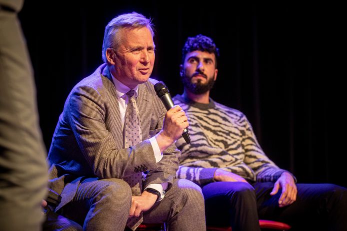 Staatssecretaris Eric van der Burg tijdens de paneldiscussie in De Smeltkroes. Met naast hem Ali Shamseddin van Movement on the Ground.