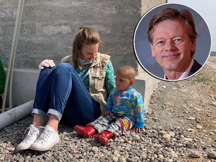 Een medewerker van ZOA ontfermt zich in Irak over een kindje. Inzet: Joël Voordewind.