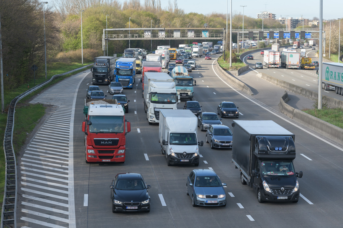 Twee rijstroken versperd op de Antwerpse Ring richting Nederland ter