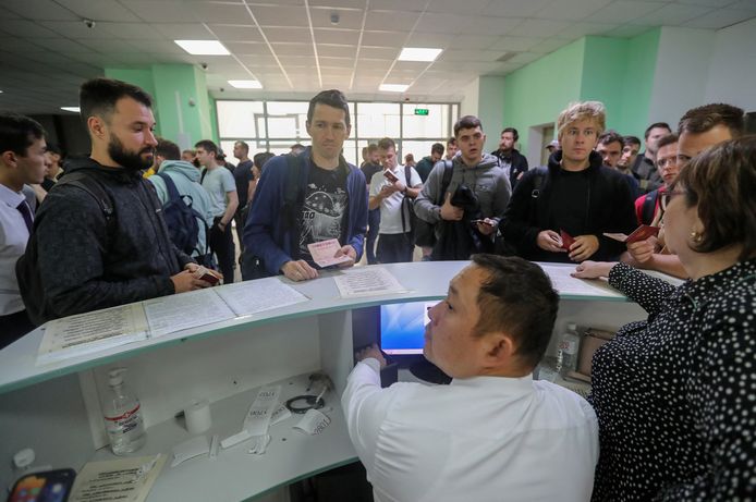 Drukte in een aanmeldingscentrum voor buitenlanders in Kazachstan.