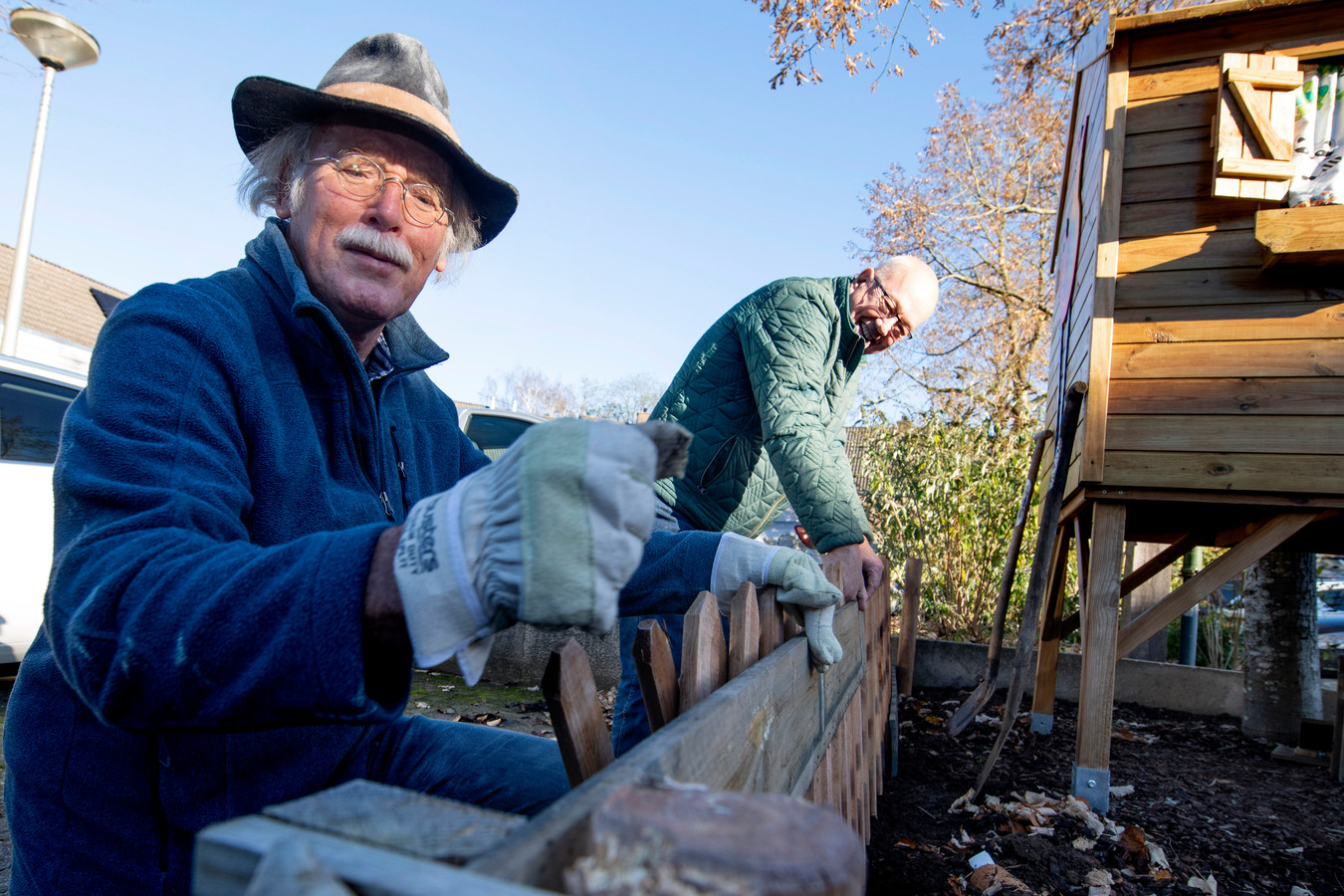 Deventer kunstenaar Ben Westenberg (80) houdt al jaren de wijk schoon ...