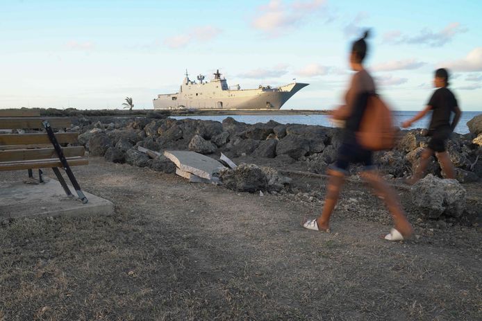 Het schip in de haven van de hoofdstad van Tonga.