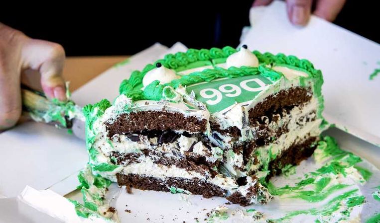 - De Haagse fractie van D66 viert de overwinning bij de gemeenteraadsverkiezingen met taart en champagne op het stadhuis van Den Haag. Beeld anp