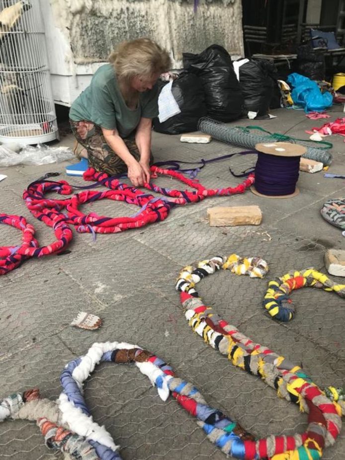 Een lot van 2 meerkleurig Gouda aardewerk bestaande uit een vaas