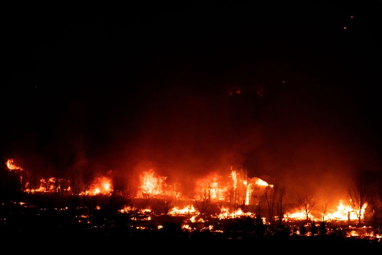 Huizen gaan in vlammen op als gevolg van natuurbranden in een buitenwijk van Superior in Boulder County (Colorado). Beeld AFP