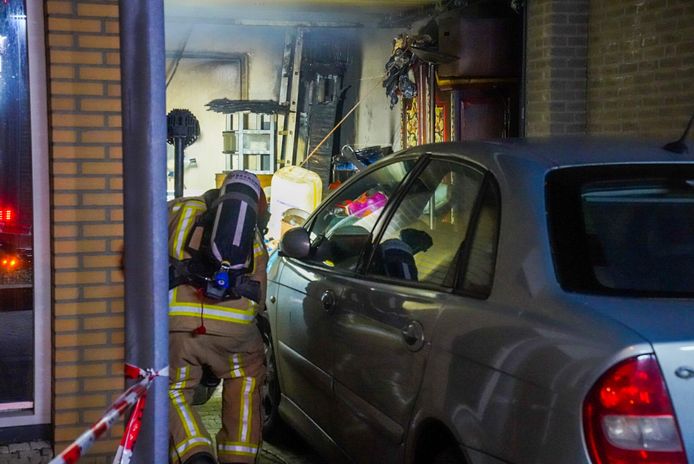 Brandweer gaat naar binnen in een brandende garage aan de Eindhovense Carel Willinkstraat