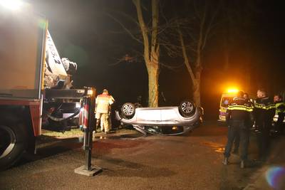 Auto raakt van de weg en belandt in de sloot in Tiel, bestuurder gewond