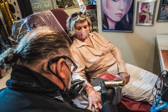 Georgette Foncke (80 plus) laat tattoo 'joie De Vivre' zetten bij tattooshop Gino in Wetteren op eerste dag dat contactberoepen weer mochten openen