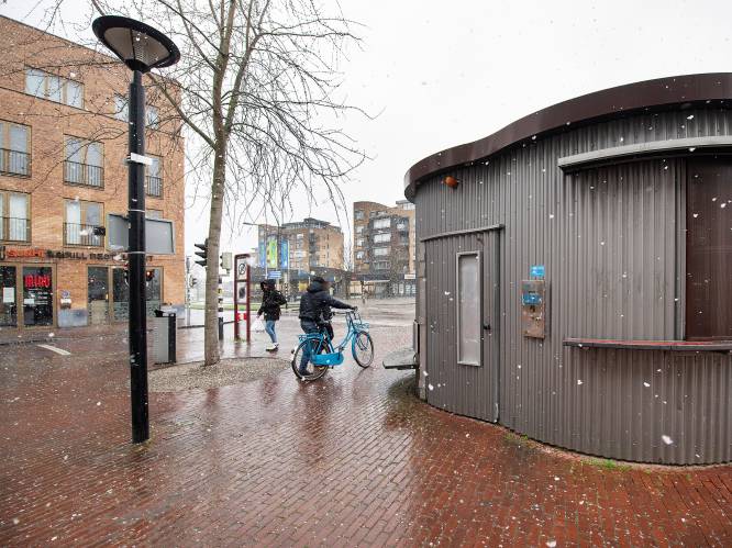 Een plaszuil en dit hokje bij de fietsenstalling: met die ‘openbare toiletten’ moet Oss het doen