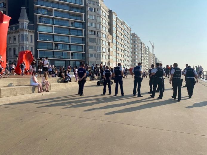 De politie kort na het verwijderen van de onruststokers aan het Zeeheldenplein.