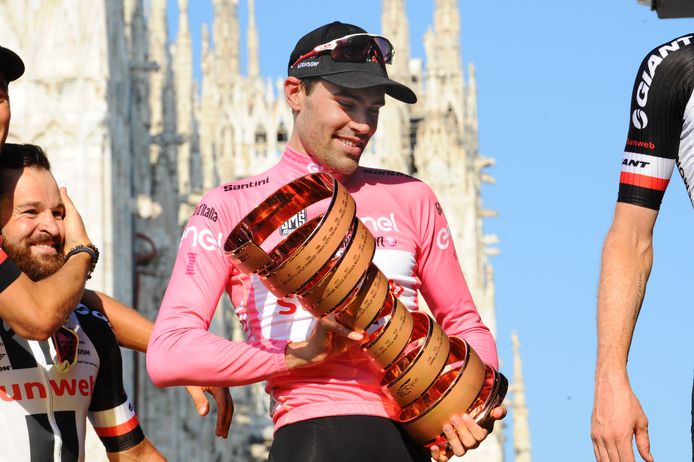 Tom Dumoulin met de beker.