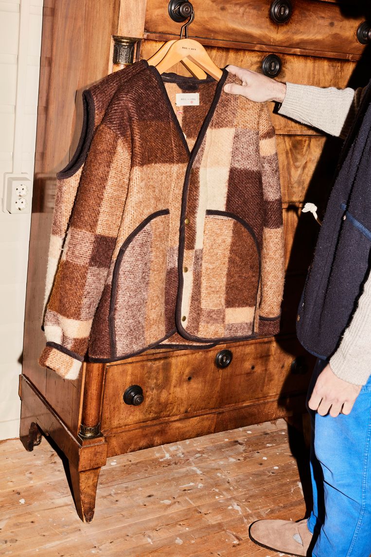 Sjaak Hullekes toont een Monet-jas van zijn merk Hul le Kes, gemaakt van overgebleven wollen stoffen. Beeld Valentina Vos