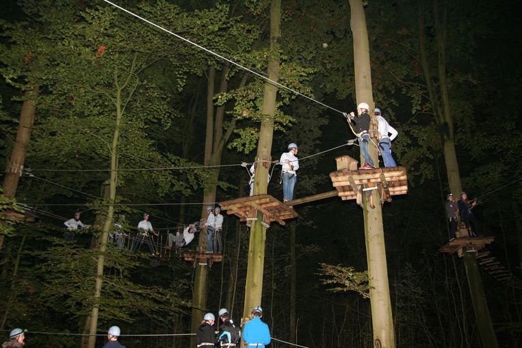 Normaal is klimmen in het donker bij Funforest niet toegestaan, maar ieder jaar wordt met Halloween een uitzondering gemaakt. Beeld Niels Schuiling