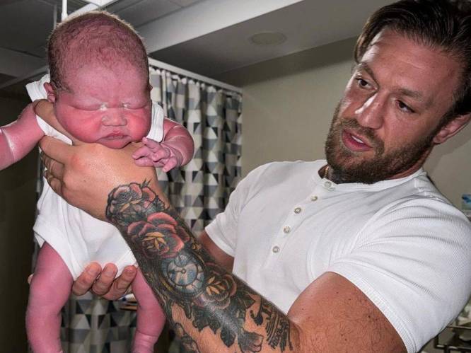 Conor McGregor pronkt trots met pasgeboren zoontje, maar incasseert naast felicitaties ook veel grapjes door foto