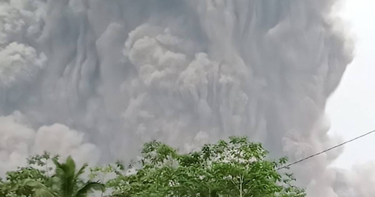 Извержение вулкана на Яве заставляет людей спасаться бегством: один мертв, много ожогов |  Новости