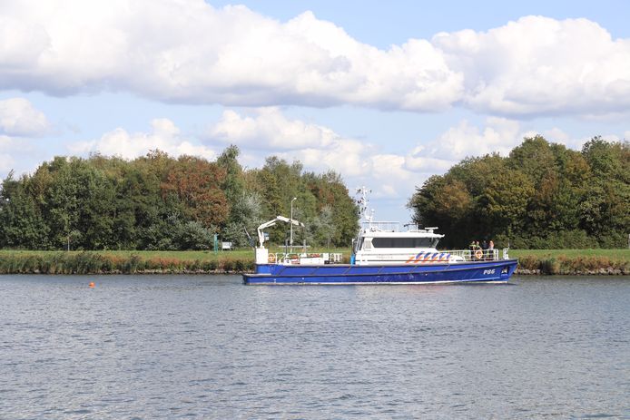 De politie heeft een boei gelegd in het Schelde Rijnkanaal.