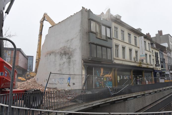 Ex-tapijtenzaak Gheysens wordt gesloopt om het nieuwe volksrestaurant te bouwen.