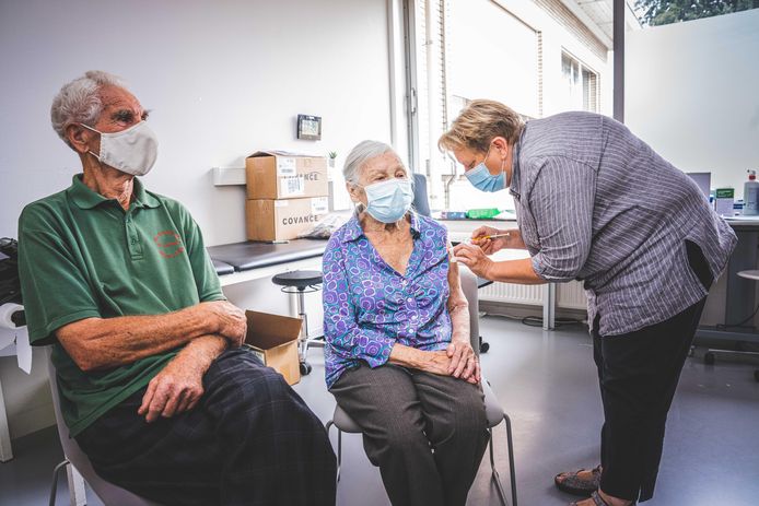 Renaat Vandeputte (84) en Yvonne De Coninck (97) krijgen hun testvaccin toegediend in het UZ