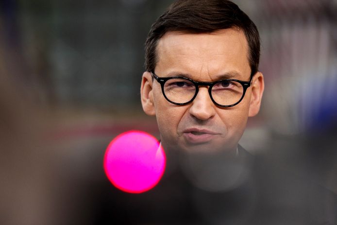 De Poolse premier Mateusz Morawiecki is vooralsnog niet van plan in te binden in het conflict met de EU