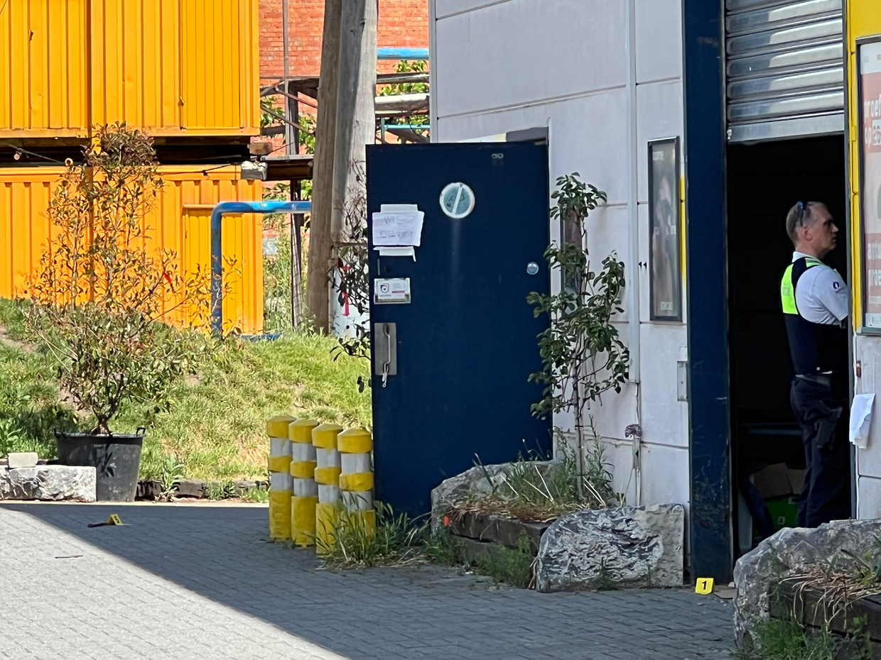 De politie doet sporenonderzoek aan een zij-ingang van de Blikfabriek na het incident. Beeld Marc De Roeck