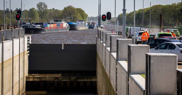 Storing verholpen, weer scheepvaart op Twentekanaal | Almelo - Tubantia