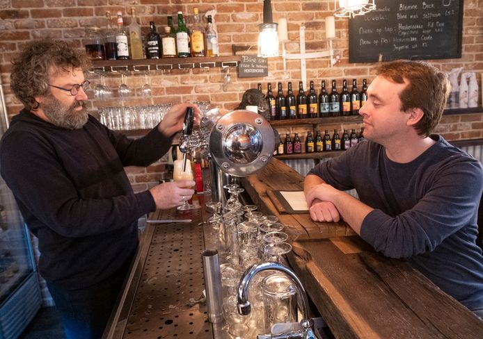 Thomas Pillen (rechts) aan de toog bij Jacco de Wee van de Stadsbrouwerij Middelburg. ,,Brouwen moet je gewoon doen, zei Jacco ooit tegen me. Zo is het begonnen.”