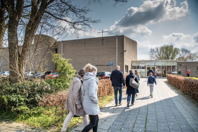 Bezoekers gaan de Verrijzeniskerk in Zwolle in, één van de drie kerkgebouwen van de Christelijk Gereformeerde Kerk Zwolle. Vanaf deze week kunnen ze ook een vrouwelijke predikant treffen, een besluit waarmee Zwolle tegen haar landelijke koepel ingaat.