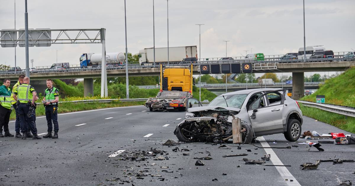 Bestuurder overlijdt na zwaar ongeval op A16 bij Breda.