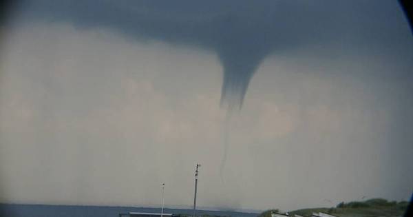 Grote waterhoos duikt op boven zee bij Neeltje Jans - BN DeStem