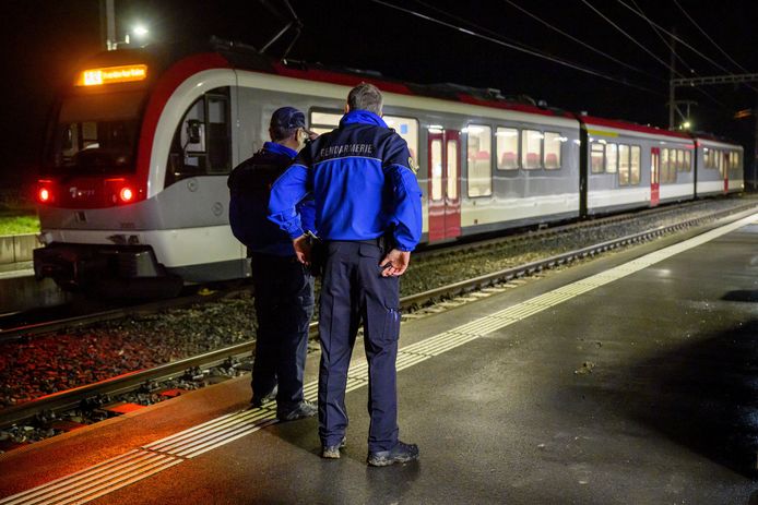 Politieagenten bij de trein op het station van Essert-sous-Champvent.