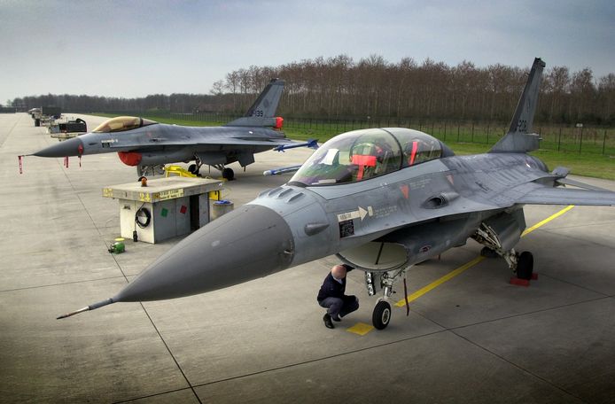 Op vliegbasis Volkel is een man gearresteerd omdat hij opviel door het maken van foto's. De man is eerder veroordeeld voor terrorisme.