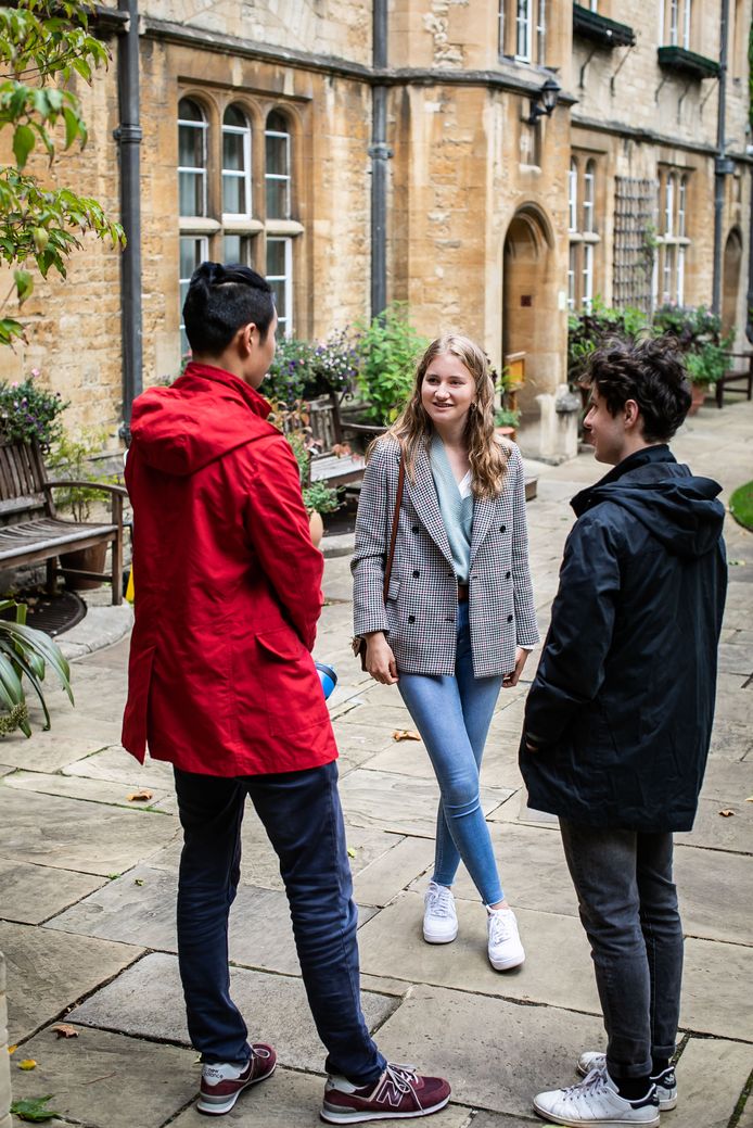 Prinses Elisabeth ontmoet medestudenten in de Grove in Lincoln College.