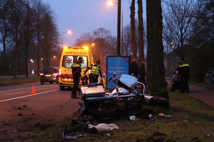 De motorrijder ging onderuit in Apeldoorn.