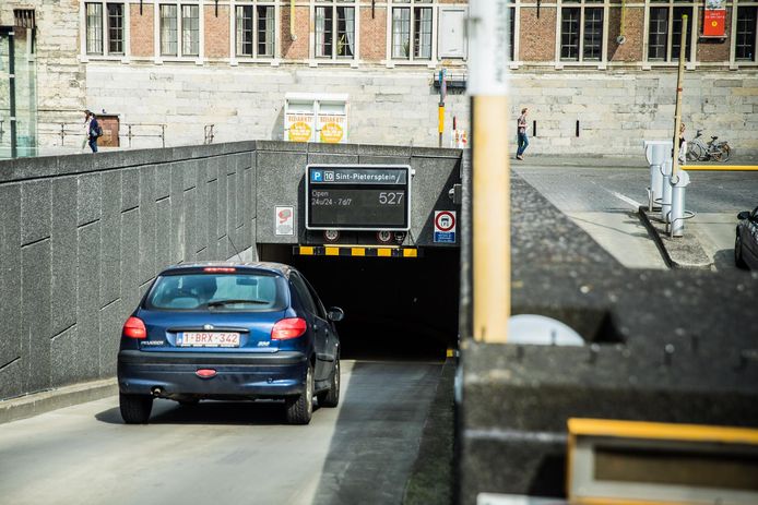 Ook de parkeergarage onder het Sint-Pietersplein lag even plat.