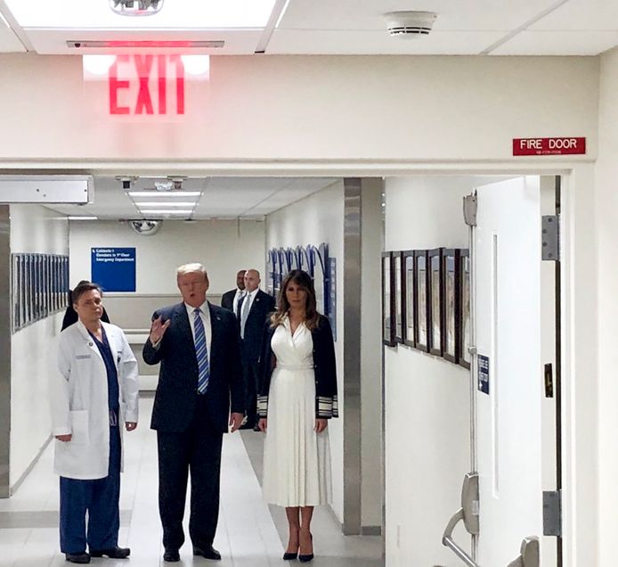 Donald Trump samen met traumachirurg dr. Igor Nichiporenko en Melania Trump tijdens een bezoek aan de Broward Health North-ziekenhuis waar slachtoffers van de schietpartij op de Marjory Stoneman Douglas High School worden opgevangen.