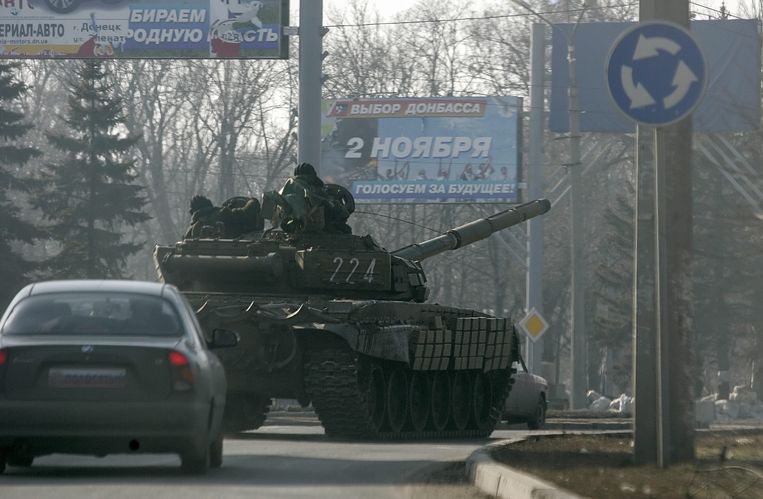 Een tank van de pro-Russische separatisten rijdt door Donetsk. Beeld epa